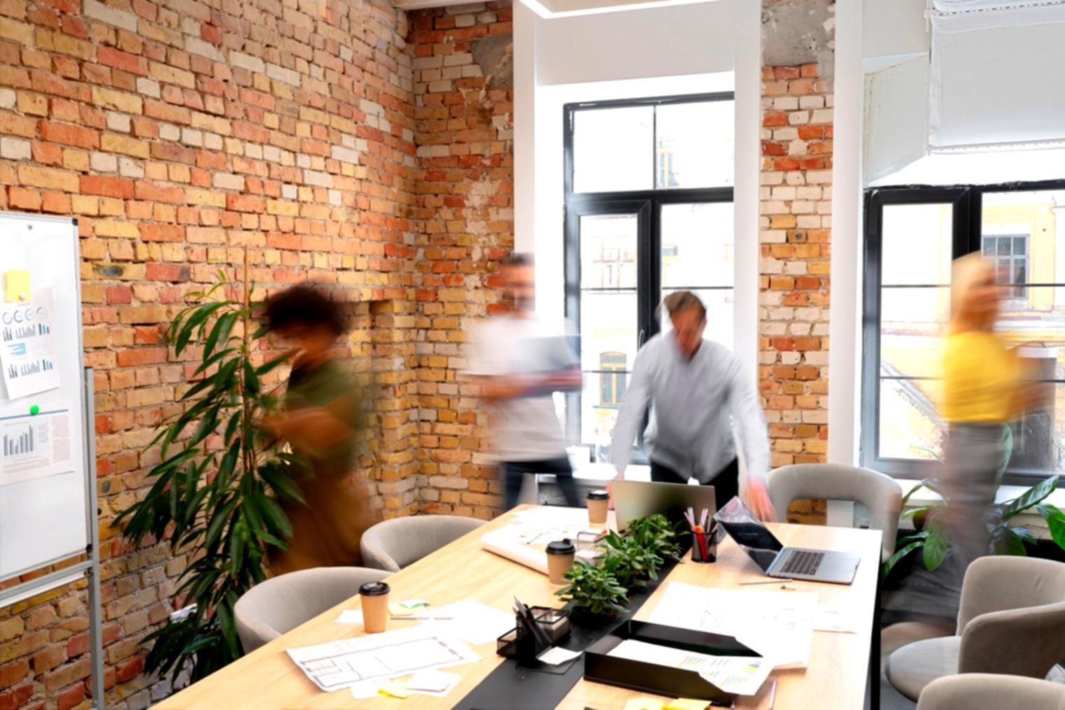 Vista de workspace con documentos de análisis financiero y herramientas de investigación