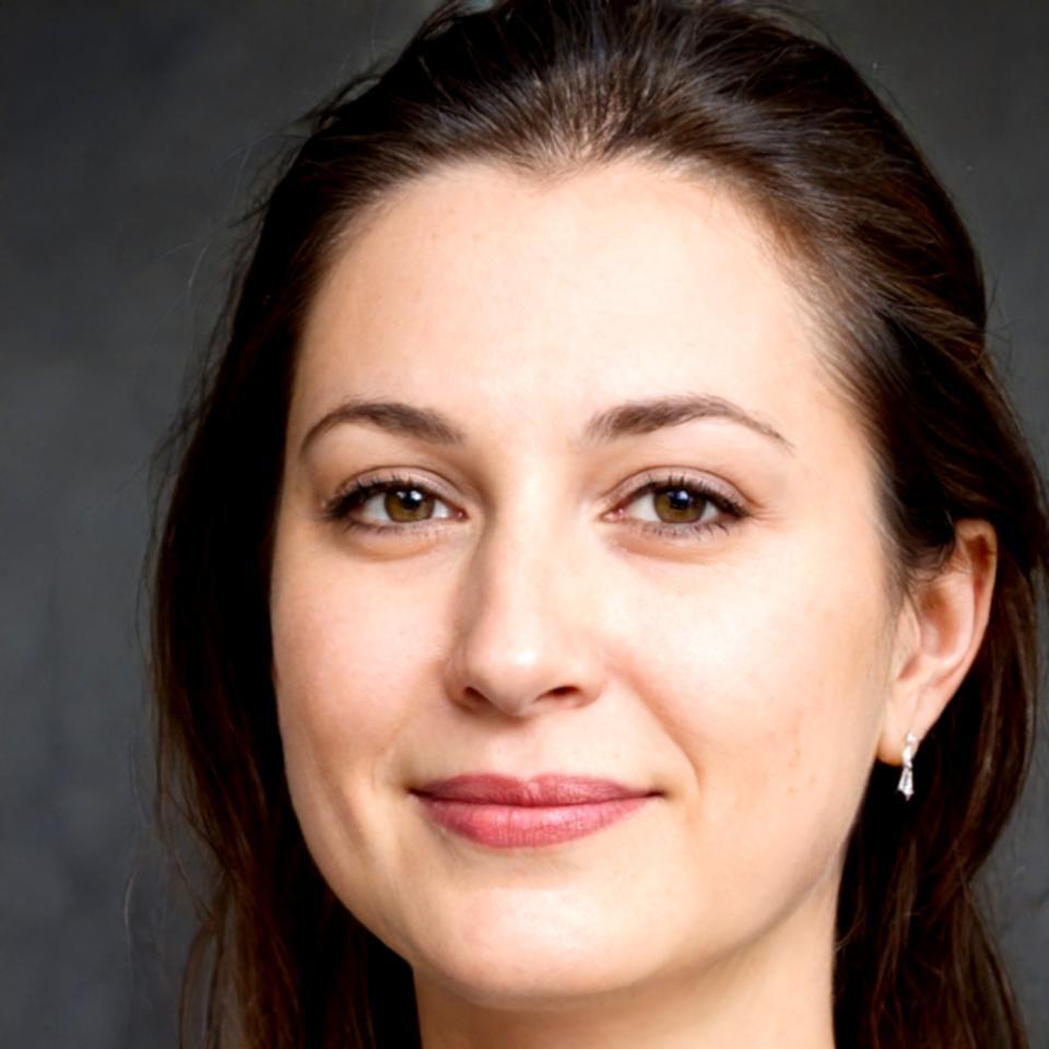 Retrato profesional de Elena Vázquez, experta en modelado econométrico